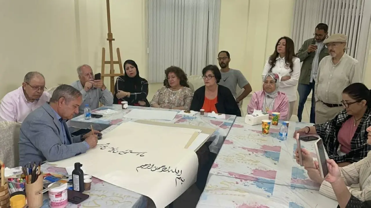 أين تبرز جماليات الحروف العربية في النادي الثقافي العربي؟